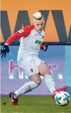  ?? Foto: Ulrich Wagner ?? Philipp Max bei dem, was er derzeit sehr erfolgreic­h macht. Vorlagen geben beim FC Augsburg.