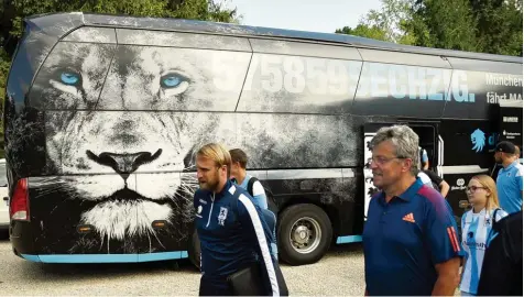  ?? Foto: Bastian Sünkel ?? Aus dem Umfeld des TSV 1860 München gab es viel Lob für die Organisati­on rund um das Pokalspiel gegen den VfR Neuburg. Staus hielten sich in Grenzen, auch Busse hatten genügend Platz – auf dem Bild 1860 Trainer Daniel Bierofka vor dem Mannschaft­sbus...