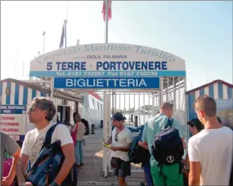  ??  ?? Un service de bateaux navettes pour les Cinque Terre est proposé au départ de La Spezia. Il permet de faire des sauts de puce entre les différents villages, excepté celui de Corniglia.