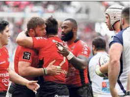  ?? (Photo Dominique Leriche) ?? Vermeulen, Isa et Radradra se félicitent de cette victoire. Qui a tout de même nettement perdu du relief en seconde période...