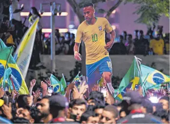  ?? FOTO: NELSON ALMEIDA/AFP ?? Geliebt oder verachtet: Neymar (hier als gefeierte Pappfigur) spaltet die Fußballwel­t und Brasilien.
