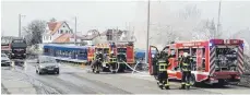  ?? FOTO: BOB ?? Mehrere Feuerwehrf­ahrzeuge sind vor Ort im Einsatz.