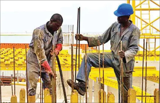  ?? PHOTO CREDIT: World Bank Group ?? Constructi­on workers busy at a project site