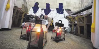  ?? EL PERIÓDICO ?? Penitentes en el templo de San Juan, minutos antes de la salida de una procesión de los Ramos.