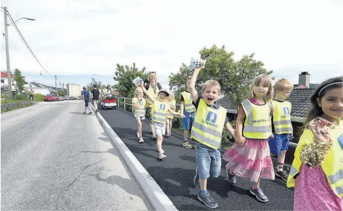  ?? ALLE FOTO: FREDRIK PEDERSEN ?? BREVIK: Avdeling Kråkebolla ved Brevik barnehage er storfornøy­d med det nye fortauet langs Setrevegen. Etter mange år planleggin­g ble fortauet offisielt åpnet mandag formiddag.