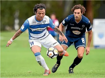  ?? CHRIS SYMES/ PHOTOSPORT ?? Tasman‘s Jordan Yong controls the ball under Albert Riera’s watchful eye.