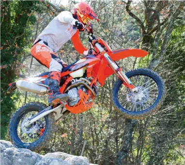  ??  ?? Pour 2020, Christophe roulera sur divers championna­ts français en enduro, X-country et quelques classiques. Sa moto, une 250 EXC-F préparée chez Éric Bernard.