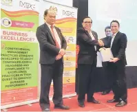  ??  ?? TERPILIH: Wakil syarikat HMN Nadhir Sdn Bhd sebagai salah satu syarikat menerima Laporan Maklumbala­s Syarikat daripada Abang Abdul Karim (dua kiri) di MPC Wilayah Sarawak di Kuching, semalam.