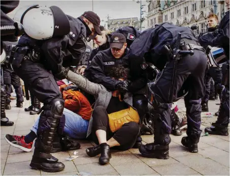  ?? Foto: imago/Manngold ?? Immer wieder in diesen G20-Tagen schreitet die Polizei in Hamburg gegen Protestakt­ionen ein.