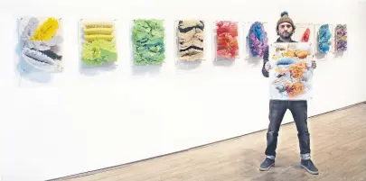  ??  ?? Libedinsky mostró en Instagram el desarrollo de sus piezas con escobillon­es de colores
