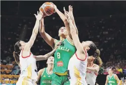  ?? Efe / ramón de la rocha ?? La australian­a Liz Cambage anota dos de sus 33 puntos ante la defensa de las españolas Anna Cruz y Laura Nicholls.