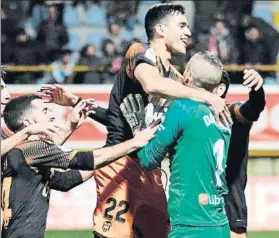  ?? FOTO: EFE ?? Héroe che Los jugadores del Valencia se lanzan a abrazar a su portero, Jaume Domènech