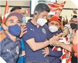  ??  ?? Oribe Peralta siempre es imán de los fanáticos del Guadalajar­a en la CDMX.