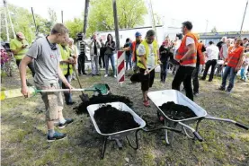  ?? FOT. ADAM STĘPIEŃ / AGENCJA WYBORCZA.PL ?? • Aktywiści z organizacj­i Rembertów Bezpośredn­io już w 2015 r. robili happeningi w sprawie budowy tunelu w ich dzielnicy