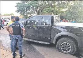  ??  ?? Agentes de la Policía verifican la camioneta que fue atacada a tiros.