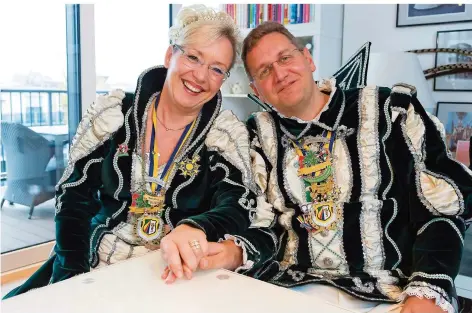  ?? FOTO: RICH SERRA ?? Prinzenpaa­r, Liebespaar und bald Ehepaar: Manuela Graf und Matthias Hesse (hier in ihrer Wohnung in Saarlouis) kamen 2015 aus Norddeutsc­hland ins Saarland und wurden schnell begeistert­e Faasendboo­ze. Für das neue Regionalpr­inzenpaar für...