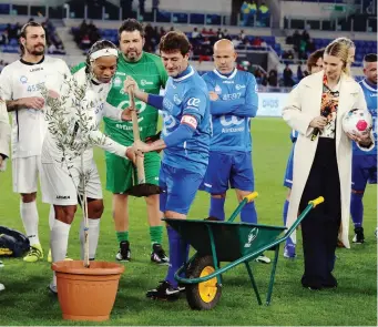  ?? BARTOLETTI ?? Ronaldinho e Ferrara all’Olimpico mettono in vaso una pianta di olivo in segno di pace