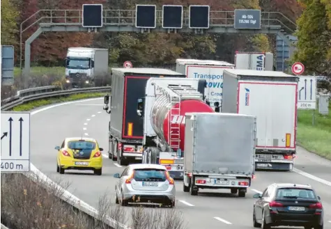  ?? Foto: Andreas Brücken ?? Zwischen München und Elchingen ist die Autobahn A8 sechsstrei­fig ausgebaut, doch bei Oberelchin­gen wird es wieder enger. Das soll sich ändern, der Autobahnau­sbau be‰ ginnt im März 2022.