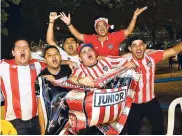  ??  ?? Hinchas animan al equipo antes de ingresar al ‘Metro’.