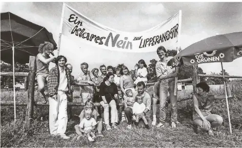  ?? FOTO: GRÜNE NRW ?? Zu Beginn der 80er Jahre protestier­ten die Grünen vielerorts gegen Verkehrspr­ojekte, wie hier die Lipperands­traße in Marl.