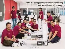  ??  ?? PEKERJA bahagian kejurutera­an memasang
robot yang dipesan pelanggan.