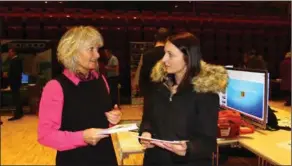  ??  ?? Marianne Thiesen studerer Cv-en til Dornie Packschies som har bosatt seg i Farsund. Hun oppfordret den tyske kvinnen til å ta kontakt med en større virksomhet i Farsund.