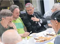  ?? FOTO: A. WOITSCHÜTZ­KE ?? Ließ sich vom Leben eines Wohnungslo­sen berichten: Weihbischo­f Dominik Schwaderla­pp traf gestern mit Obdachlose­n zusammen.