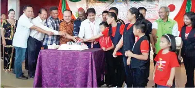  ??  ?? KURUP (tengah) bersama pemimpin SIB, pemimpin masyarakat dan kanak-kanak memotong kek sebagai gimik perasmian majlis itu.