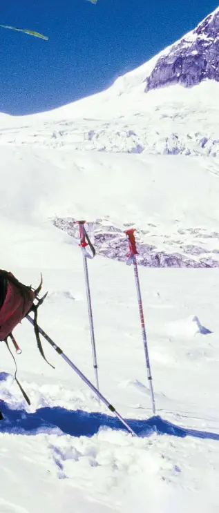  ?? FOT. PAP/ARCHIWUM JERZEGO KUKUCZKI ?? • Jerzy Kukuczka i Carlos Carsolio na stoku Manaslu
• Eberhard Jurgalski: – Wejście Jerzego Kukuczki na „zły” szczyt Manaslu podejrzewa­liśmy od lat, ale utrzymywal­iśmy w tajemnicy aż do zdobycia niezbitych dowodów