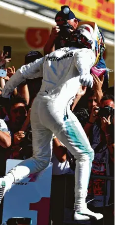  ?? Foto: afp ?? Lewis Hamilton freute sich nach dem Sieg in Austin über den Konstrukte­urs Titel. Nächste Woche soll in der Einzelwert­ung die WM perfekt gemacht werden.