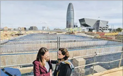  ?? ÀLEX GARCIA ?? La teniente de alcalde de Urbanismo, Janet Sanz, y la alcaldesa Ada Colau, frente a las obras de Glòries