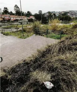 ??  ?? Local com mato alto demonstra falta de manutenção no parque Pinheirinh­o D’Água, em Taipas (zona norte); local tem um vigia