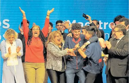  ?? M. FAILLA ?? A pura emoción. Docentes y alumnos de la escuela sanjuanina recibieron ayer el premio en el CCK.