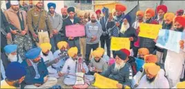  ??  ?? ■
Jails minister Sukhjinder Singh Randhawa sitting with a delegation of Sikh organisati­ons protesting outside his house at Dhirowali village in Dera Baba Nanak on Sunday. HT PHOTO