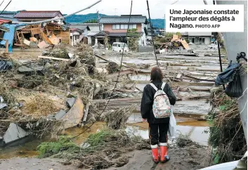  ?? PHOTO AFP ?? Une Japonaise constate l’ampleur des dégâts à Nagano.