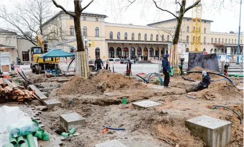  ?? Foto: Silvio Wyszengrad ?? Vor dem Bahnhof werden Fundamente für Container betoniert. Dorthin ziehen das Reisezentr­um und die Geschäfte um, während das Bahnhofsge­bäude aufwendig untertunne­lt wird.