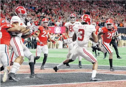  ?? JAMIE SQUIRE/GETTY IMAGES ?? Alabama’s Calvin Ridley (3) makes a 7-yard touchdown catch to tie Georgia late in the fourth quarter in Monday night’s championsh­ip game.
