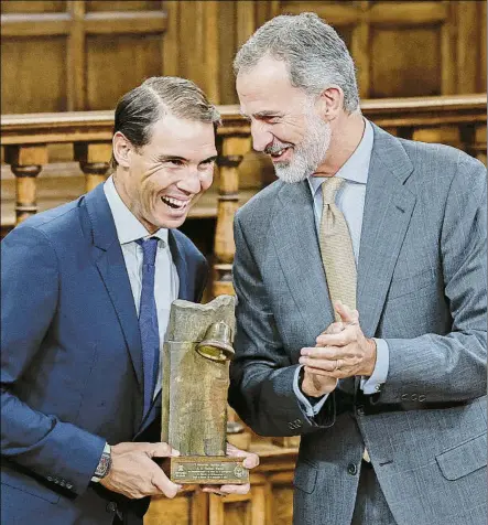  ?? EFE ?? Rafa Nadal recibió la distinción de manos de Felipe VI.
A sus 36 años, el manacorí tiene todavía carrera por delante, subrayó en su discurso