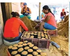  ??  ?? Más del 75 % del personal en el proyecto de Puerto Claver lo constituye­n madres cabezas de hogar.