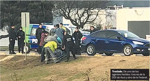  ?? EL TIEMPO DE AZUL ?? Traslado. De uno de los agentes heridos. Uno es de la DDI de Azul y otro de la Federal.