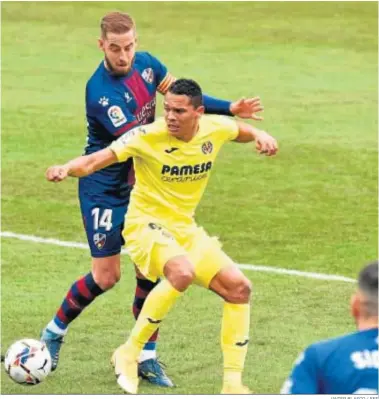  ?? JAVIER BLASCO / EFE ?? El capitán del Huesca Pulido presiona a Bacca.