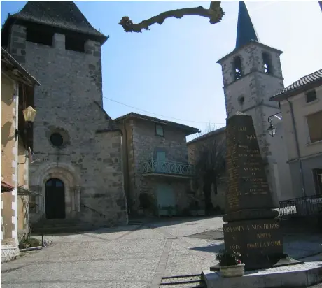  ??  ?? Vue de Saint-Santin et de ses deux clochers. Une spécificit­é rare.