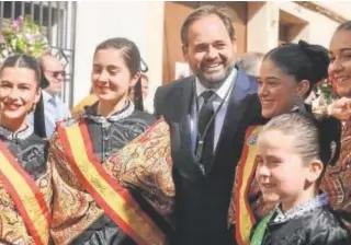  ?? // ABC ?? Paco Núñez celebrando San Isidro en Villarrubi­a de los Ojos el lunes 15