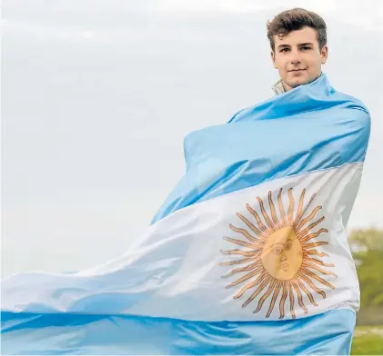  ?? PABLO ELÍAS / BUENOS AIRES 2018 ?? Blanca y celeste. Dante Cittadini, de 17 años, envuelto en la Bandera argentina.