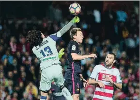  ?? JORGE GUERRERO / AFP ?? Rakitic intenta el remate de cabeza ante la salida de Ochoa