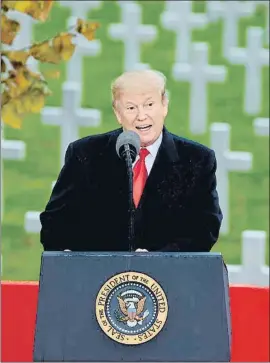  ?? SAUL LOEB / AFP ?? Donald Trump en el cementerio de Suresnes también ayer tarde