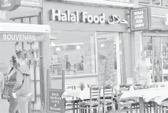  ??  ?? Halal restaurant in Amsterdam is the latest fad and its consumptio­n of halal food is growing among non-Muslims.