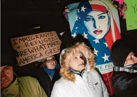  ?? Foto: Joshua Lott, afp ?? Proteste am Flughafen in Chicago, Proteste an vielen anderen Airports in den USA: Viele US Bürger wehren sich gegen das Einreiseve­rbot, das Trump für Menschen aus sieben mehrheitli­ch muslimisch­en Staaten erlassen hat.