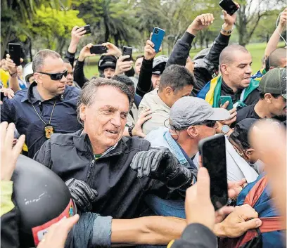  ?? ERNESTO BENAVIDES/AFP ?? Bolsonaro participou de motociatas e também aproveitou para pedir votos para as disputas estaduais