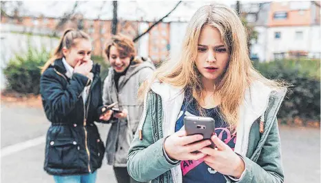  ?? FOTO: KLICKSAFE/MARIBELLE PHOTOGRAPH­Y ?? Gehässige Nachrichte­n: Mädchen sind von Cybermobbi­ng häufiger betroffen als Jungs.